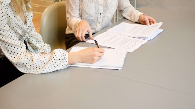 coactiv consulting Frauen unterschreiben einen Vertrag